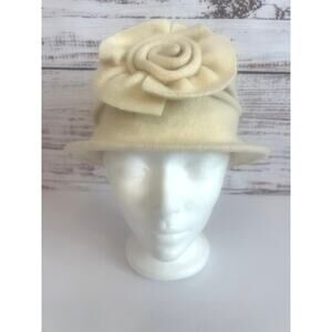 Women's Vintage-Style cloche hat Cream 100% Wool Flower